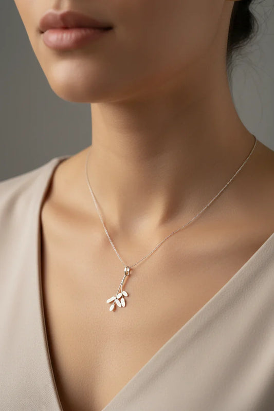 Senhora com colar fino em prata e pendente